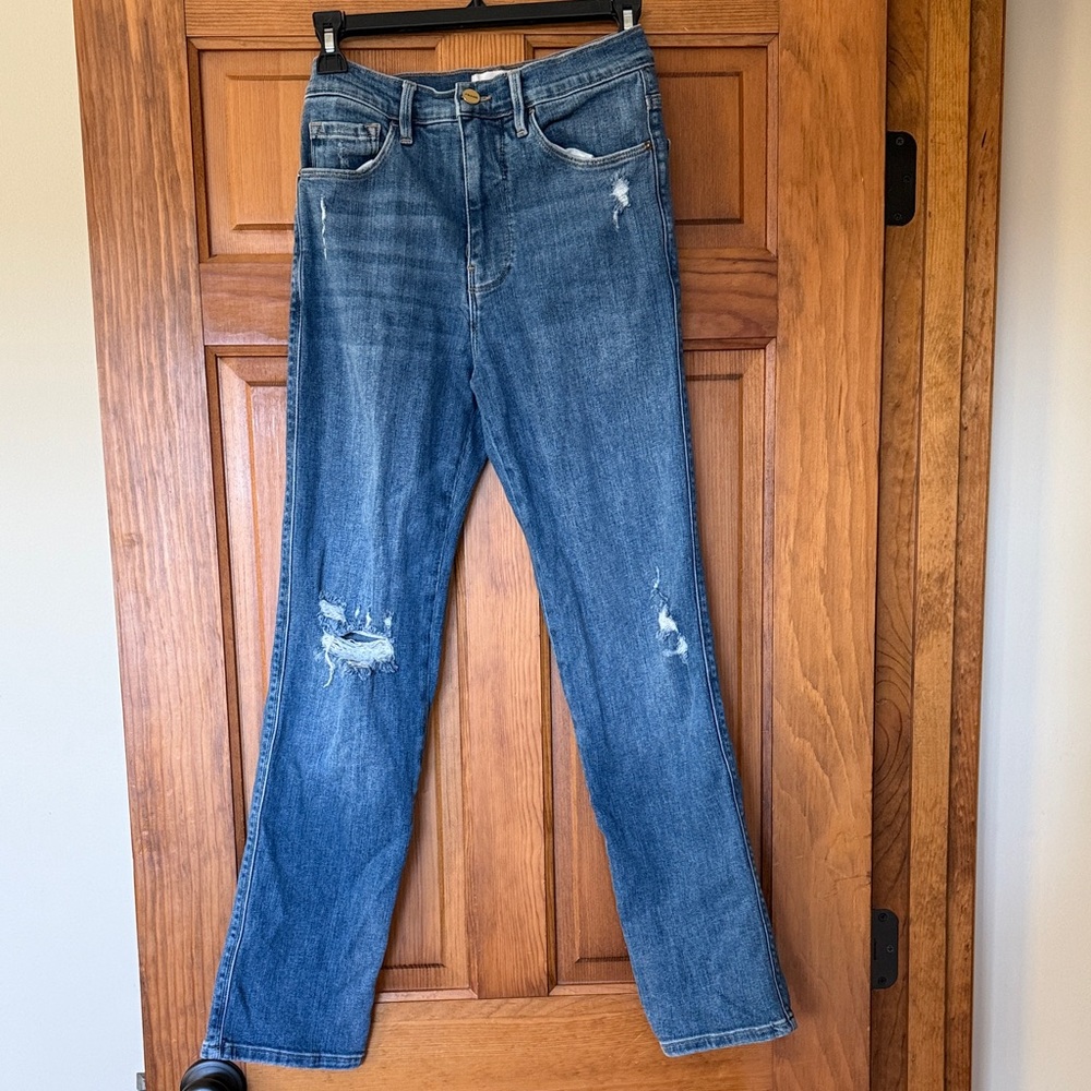 Frame Denim distressed straight leg size 26
